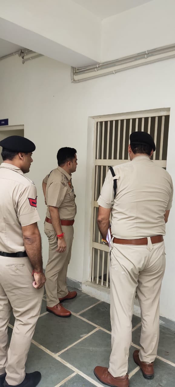 Superintendent of Police Hansi Amit Yashvardhan did a surprise inspection of Thana Bas.